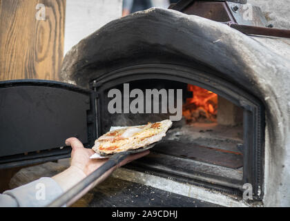 Koch die Pizza aus dem Ofen. Stockfoto