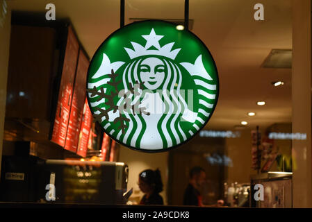 Starbucks Coffee Logo im Coffeeshop in Madrid gesehen. Stockfoto