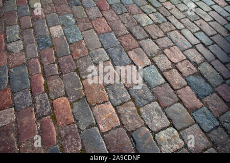 Ein Blick auf den alten gepflasterten Straßen in Tallinn, Estland. Stockfoto