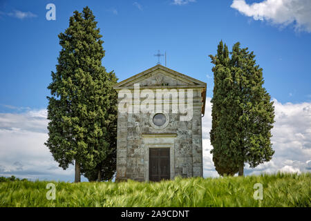 In der farbenfrohen der südlichen Toskana, befindet sich das charmante, kleine Kapelle der Madonna di Vitaleta, San Quirico d'Orcia, Siena, Toskana, Italien Stockfoto