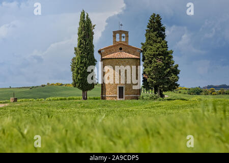 In der farbenfrohen der südlichen Toskana, befindet sich das charmante, kleine Kapelle der Madonna di Vitaleta, San Quirico d'Orcia, Siena, Toskana, Italien Stockfoto