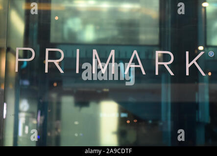 Primark Logo in einem Geschäft in Madrid gesehen. Stockfoto