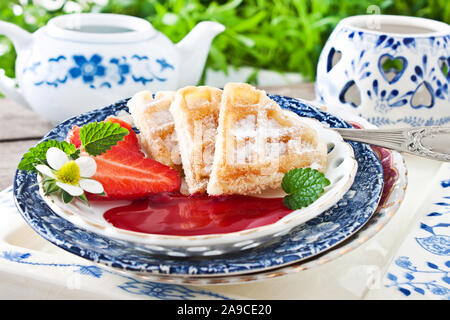 Wafer und Erdbeeren mit Sauce Stockfoto