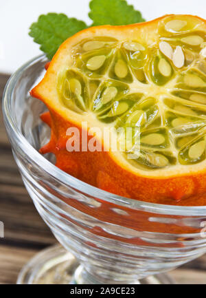 Kiwano Obst auf hölzernen Hintergrund Stockfoto