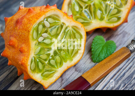 Kiwano Obst auf hölzernen Hintergrund Stockfoto