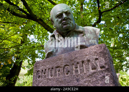 Eine Büste britischen Kriegszeiten leader Sir Winston Churchill, in Churchillparken gelegen, auch als Churchill Park bekannt, in der Stadt von Copehnagen, Dänemark. Stockfoto