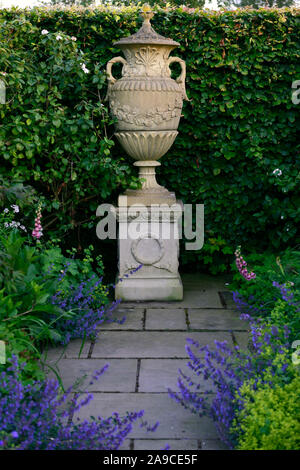 Konkrete urn und Sockel, klassische Urne und Sockel, Garten, Garten, buche Hedge, ruhigen Gegend, ruhigen Raum, Garten, Gärten, RM Floral Stockfoto