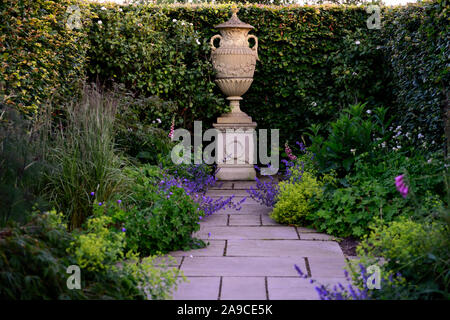 Konkrete urn und Sockel, klassische Urne und Sockel, Garten, Garten, buche Hedge, ruhigen Gegend, ruhigen Raum, Garten, Gärten, RM Floral Stockfoto