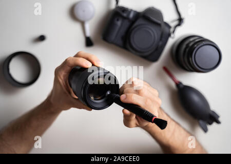 Hohen Winkel Menschenbild Reinigung Kamera Linse Stockfoto