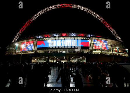 Ventilatoren ankommen im Stadion, vor dem Beginn der UEFA Euro 2020-Qualifikationsspiel in Wembley, London. Stockfoto