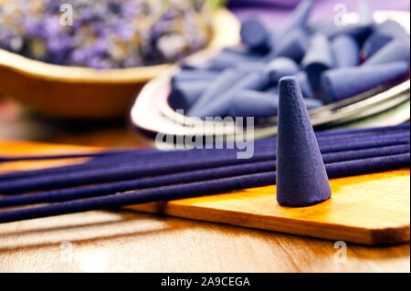 Violett Räucherkegel und Sticks close up Stockfoto