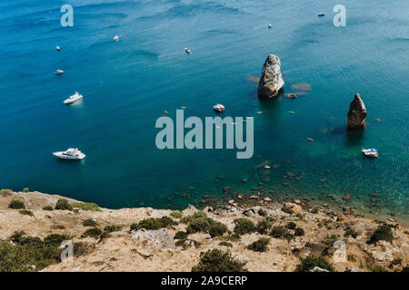 Schöne Landschaft vor dem Hintergrund der Berge und das Meer mit Schnee-weiße Yachten. Stockfoto