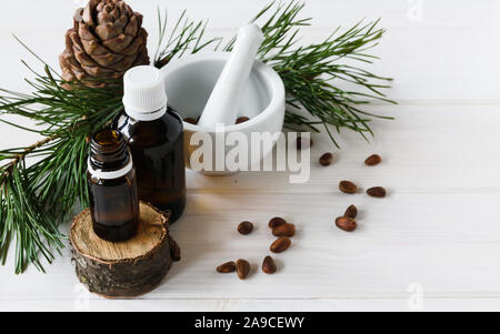 Close-up, Mandeln in einer grünen Holz- Schüssel auf eine weiße Holztisch Stockfoto