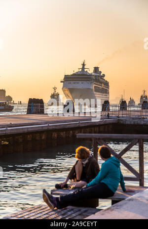 Paar beobachten Sonnenuntergang über Kanal in Venedig Venezia, Italien Stockfoto