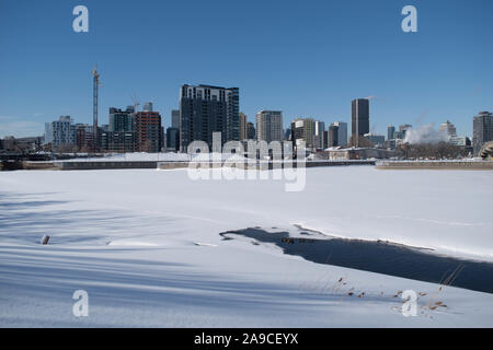 Stadt mit einem See von Eis und Schnee in Primer planen. Montreal im Winter Stockfoto