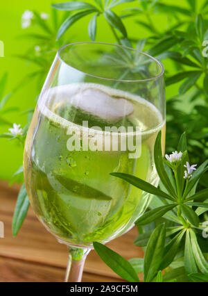 Waldmeister kann Wein Punsch mit frischen Kräutern Stockfoto