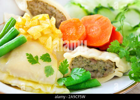 Deutsche Teigtaschen gefüllt mit Fleisch und Spinat Maultaschen Stockfoto