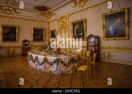 St. Petersburg, Russland - 18. August 2011: Einer der atemberaubenden Zimmern im Schloss Peterhof in St. Petersburg, Russland. Stockfoto