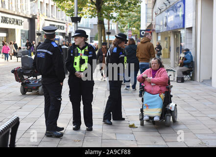 Wolverhampton, Großbritannien, Großbritannien Street Fotografie Polizei Unterstützung der Gemeinschaft Offiziere chatten mit Shopper 2019 Stockfoto