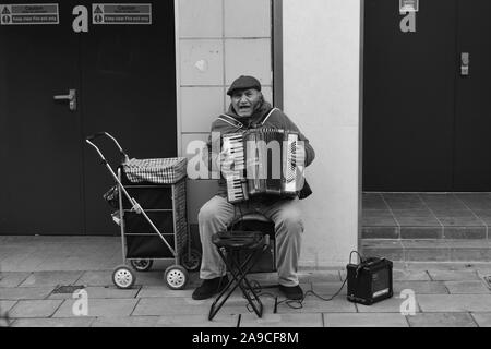 Wolverhampton, Großbritannien, Großbritannien Street Fotografie Gaukler spielen Klavier Akkordeon auf den Straßen der Stadt 2019 Stockfoto