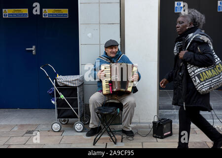 Wolverhampton, Großbritannien, Großbritannien Street Fotografie Gaukler spielen Klavier Akkordeon auf den Straßen der Stadt 2019 Stockfoto