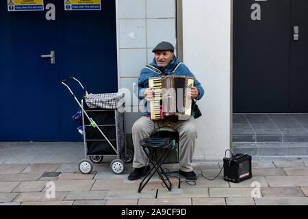 Wolverhampton, Großbritannien, Großbritannien Street Fotografie Gaukler spielen Klavier Akkordeon auf den Straßen der Stadt 2019 Stockfoto