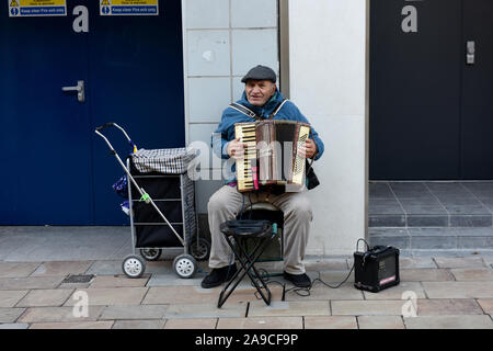 Wolverhampton, Großbritannien, Großbritannien Street Fotografie Gaukler spielen Klavier Akkordeon auf den Straßen der Stadt 2019 Stockfoto