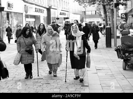 Wolverhampton, Großbritannien, Fotografie In Der Uk Street Asian Women Ladies Out Shopping gemeinsam 2019 Wolverhampton City Centre Stockfoto