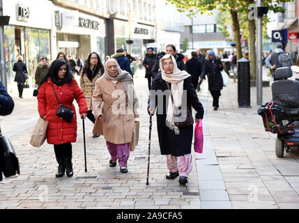 Wolverhampton, Großbritannien, Fotografie In Der Uk Street Asian Women Ladies Out Shopping gemeinsam 2019 Wolverhampton City Centre Stockfoto