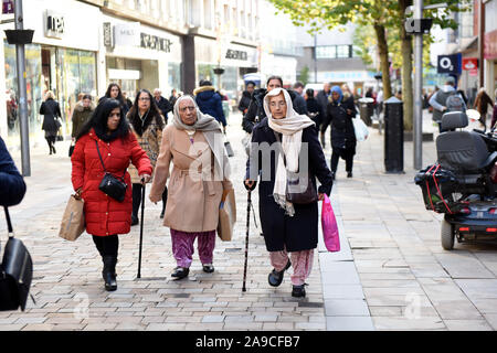 Wolverhampton, Großbritannien, Fotografie In Der Uk Street Asian Women Ladies Out Shopping gemeinsam 2019 Wolverhampton City Centre Stockfoto