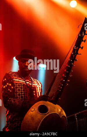 Kopenhagen, Dänemark. 12., November 2019. Die GAMBISCHE Sänger und Musiker Dawda Jobarteh führt ein Live Konzert bei VEGA in Kopenhagen. (Foto: Gonzales Foto - Joe Miller). Stockfoto