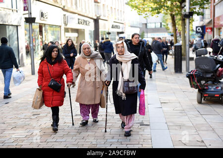 Wolverhampton, Großbritannien, Fotografie In Der Uk Street Asian Women Ladies Out Shopping gemeinsam 2019 Wolverhampton City Centre Stockfoto