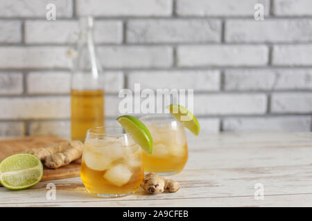 Frische Ginger Ale mit Kalk und Eis oder Kombucha in der Flasche - Hausgemachte Zitrone und Ingwer Bio probiotische Drink, kopieren. Stockfoto