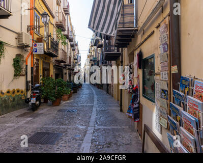 Einer der vielen engen Gassen in Cefalú, Sizilien. Stockfoto