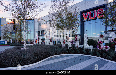 Der Eingang zum Liffey Valley Shopping Centre in West Dublin mit dem Eingang des Vue Kino und Penneys Clothing Store Stockfoto