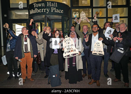 Die Befürworter der Ring hand Glocken aus Protest vor einem Treffen mit dem Planning Committee Turm Weiler Rat, entweder zu genehmigen oder ablehnen einer Planung Anwendung der ehemaligen Whitechapel Bell Foundry Website zu sanieren, in Tower Hamlets Rathaus, East London. Stockfoto