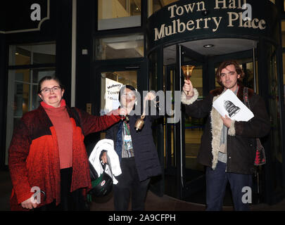 Die Befürworter der Ring hand Glocken aus Protest vor einem Treffen mit dem Planning Committee Turm Weiler Rat, entweder zu genehmigen oder ablehnen einer Planung Anwendung der ehemaligen Whitechapel Bell Foundry Website zu sanieren, in Tower Hamlets Rathaus, East London. Stockfoto