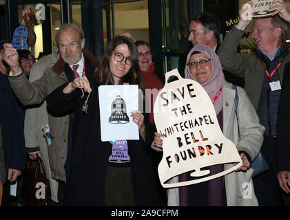 Die Befürworter der Ring hand Glocken aus Protest vor einem Treffen mit dem Planning Committee Turm Weiler Rat, entweder zu genehmigen oder ablehnen einer Planung Anwendung der ehemaligen Whitechapel Bell Foundry Website zu sanieren, in Tower Hamlets Rathaus, East London. Stockfoto