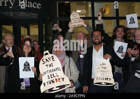 Die Befürworter der Ring hand Glocken aus Protest vor einem Treffen mit dem Planning Committee Turm Weiler Rat, entweder zu genehmigen oder ablehnen einer Planung Anwendung der ehemaligen Whitechapel Bell Foundry Website zu sanieren, in Tower Hamlets Rathaus, East London. Stockfoto