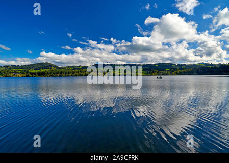 See Rottachsee mit Fischerboot in der Region Allgäu, Deutschland Stockfoto