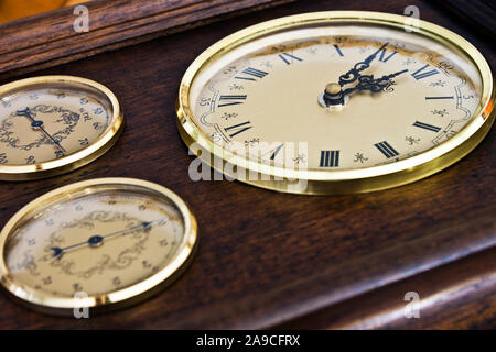 Alte Messgerät und Uhr Stockfoto