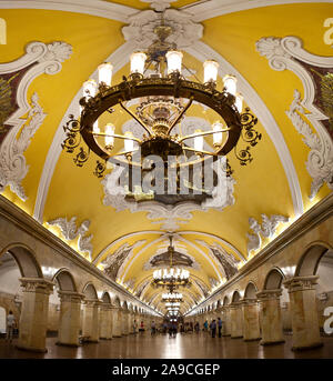 Moskau, Russland - 14. August 2011: Ein Blick auf die beeindruckende Architektur und Kronleuchter auf den Plattformen der komsomolskaja U-Bahnhof in der Stadt Stockfoto