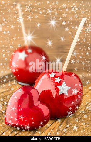 Zwei kandierte Äpfel und Rote Liebe Herz Stockfoto