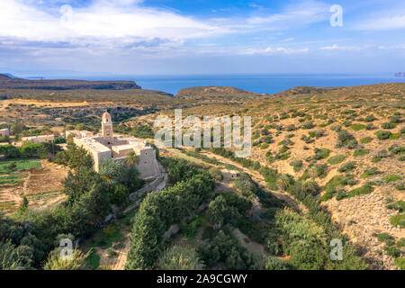 Kirche von Kloster Toplou im nordöstlichen Teil von Kreta, Griechenland in der Nähe der berühmten Palmenstrand Vai. Stockfoto