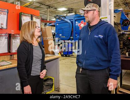 Der General Manager von zwischenstaatlichen Trucksource Gespräche mit einem Mitarbeiter, 7. Mai 2018, in Romulus, Michigan. Stockfoto