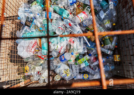 St. Petersburg, Russland - 17. Juni 2019: Separate Garbage Collection in der Russischen Föderation. Kunststoff ist in der Mesh-Behältern gesammelt, aber dann Stockfoto