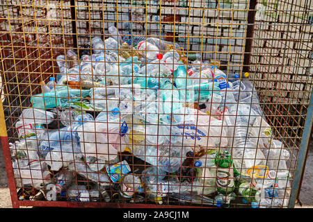 St. Petersburg, Russland - 17. Juni 2019: Container für Abfälle aus Kunststoffen auf der Plattform für Mülltonnen. Stockfoto