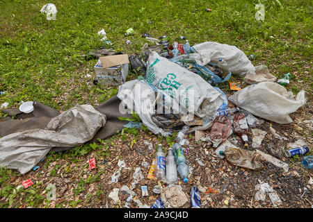 St. Petersburg, Russland - 30. Juni 2019: Umweltkriminalität, haushaltsabfall Probleme, Verbrecher eine illegale Deponie in der Natur geschaffen. Müllhaufen in Einem Stockfoto