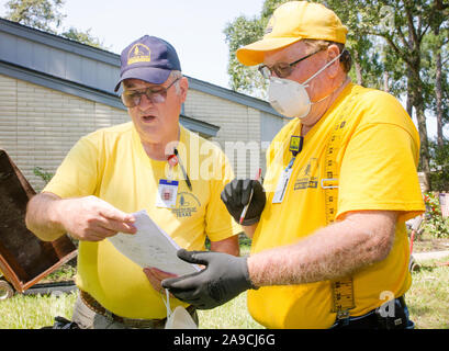 Southern Baptist Katastrophenhilfe freiwilligen diskutieren Aufräumen nach dem Orkan Harvey in Houston, Texas. Stockfoto