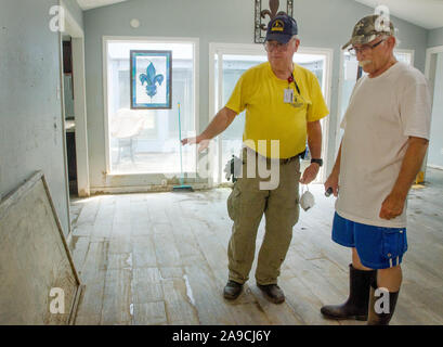 A Southern Baptist Disaster Relief Unit Leader bespricht Aufräumarbeiten mit Hausbesitzer nach dem Hurrikan Harvey in Houston, Texas. Stockfoto